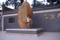 Bambina in posa davanti alla casa di Zhu Tiancai a Chenjiagou